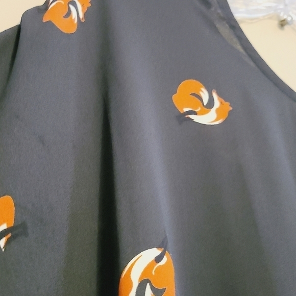 Everly | Women's Navy Fox Print Hi-Low Rolled Sleeved Top (Size Medium) - Picture 4 of 11